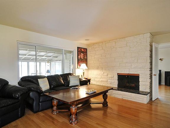 5th image of 2489 Schubert Ave