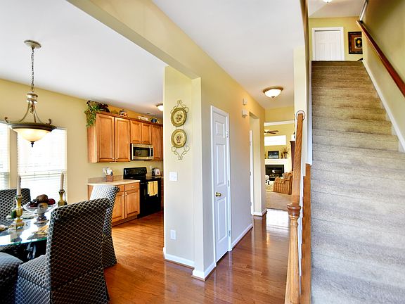 3rd image of 122 N Arcadian Way
