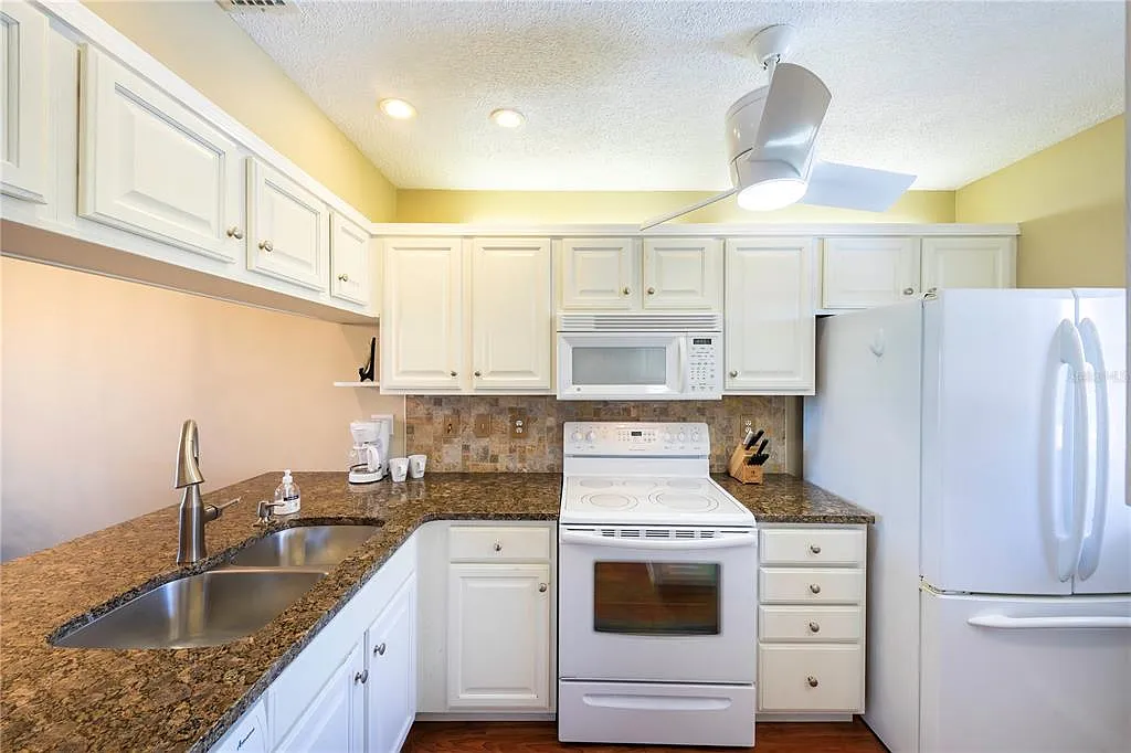 3 bed, 2.0 bath, 1327 sqft, $3,500 — Photo 4
