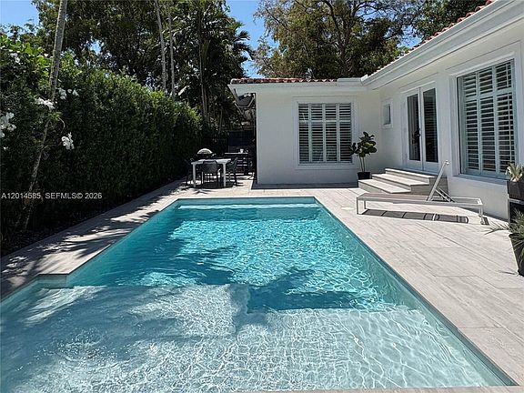 3rd image of 631 Santurce Ave
