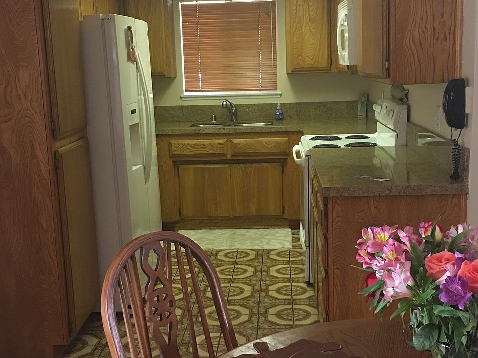 1st image of 428 Center Ln