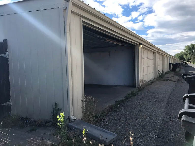garage has remote opener