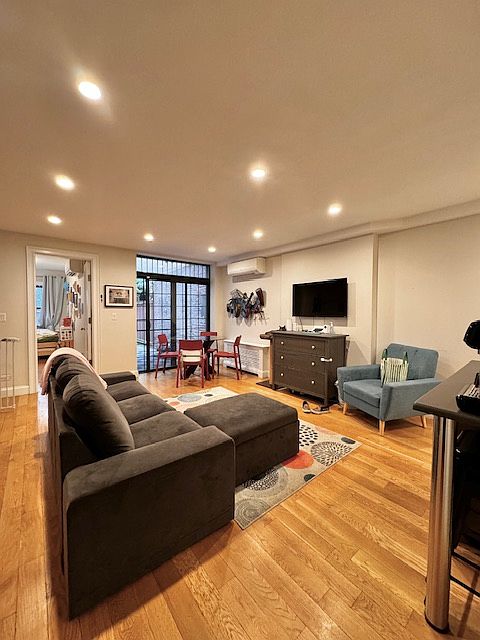 1st image of 168 W 77th St