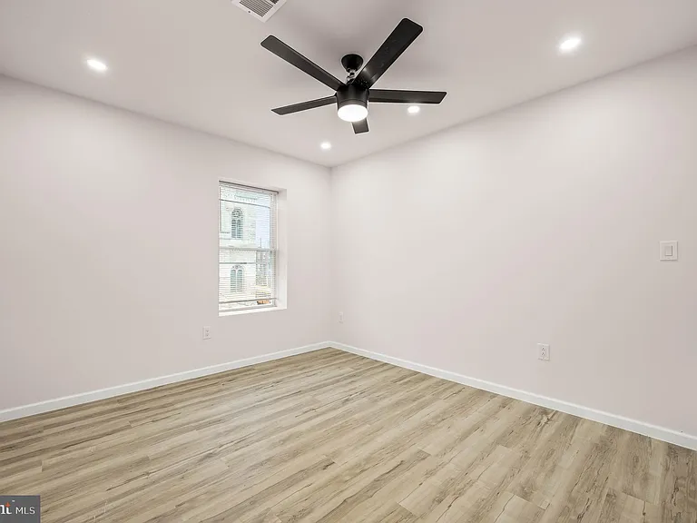 437 W Girard Ave #39-4 — Photo 18