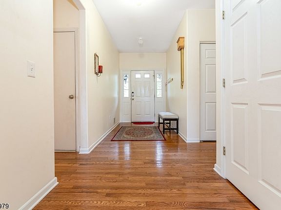 4th image of 4 Byron Dr
