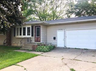 420 16th St SW, Waverly, IA 50677