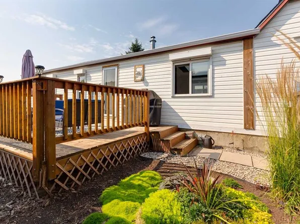 25 Erin Woods Cir SE, Calgary, AB T2B 3C9