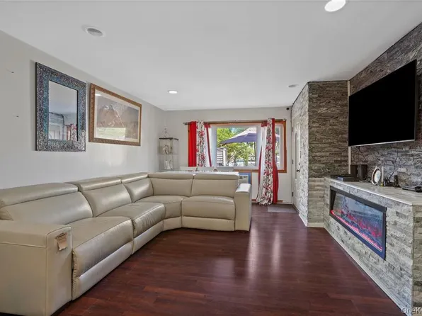 65-36 Metropolitan Avenue image 4 of 33