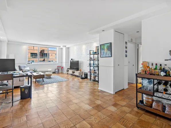 345 East 93rd Street image 5 of 13