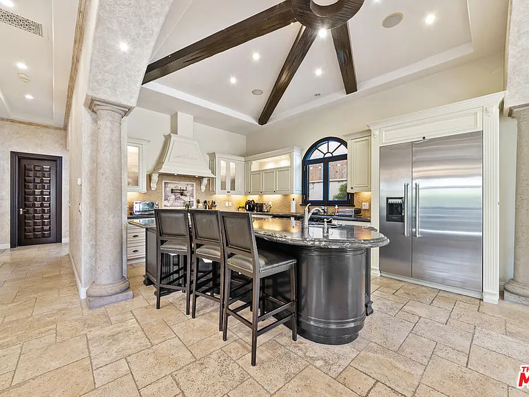 458 N Flores St — Photo 4