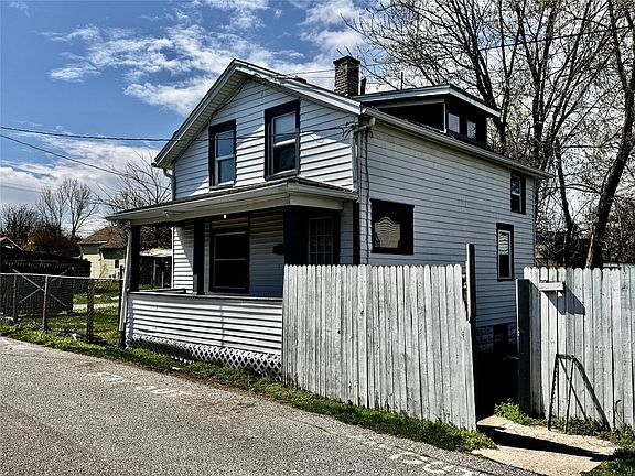 2nd image of 943 1/2 E 8th St