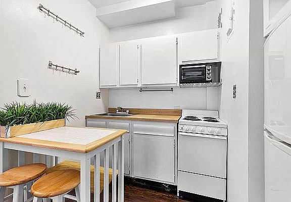 4th image of 160 E 91st St APT 7G
