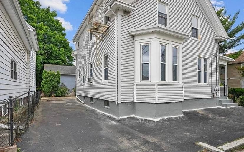 1st image of 33 Barrows St Floor 2