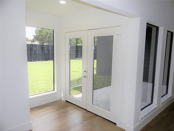 4th image of 2228 Tamarisk Ln