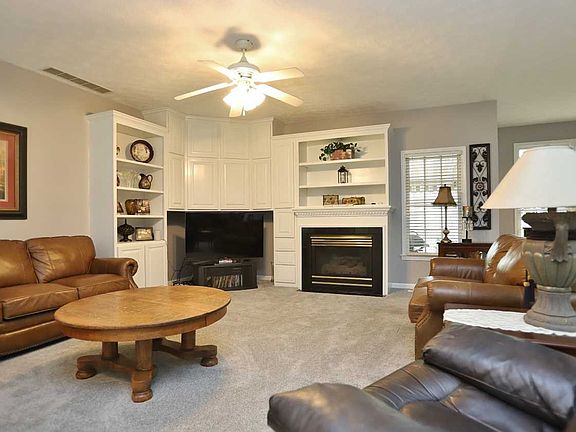 2nd image of 2701 Malibu Dr