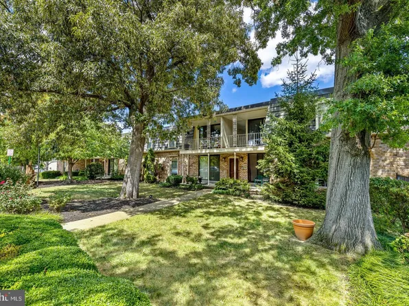 3121 Patrick Henry Dr APT 330, Falls Church, VA 22044