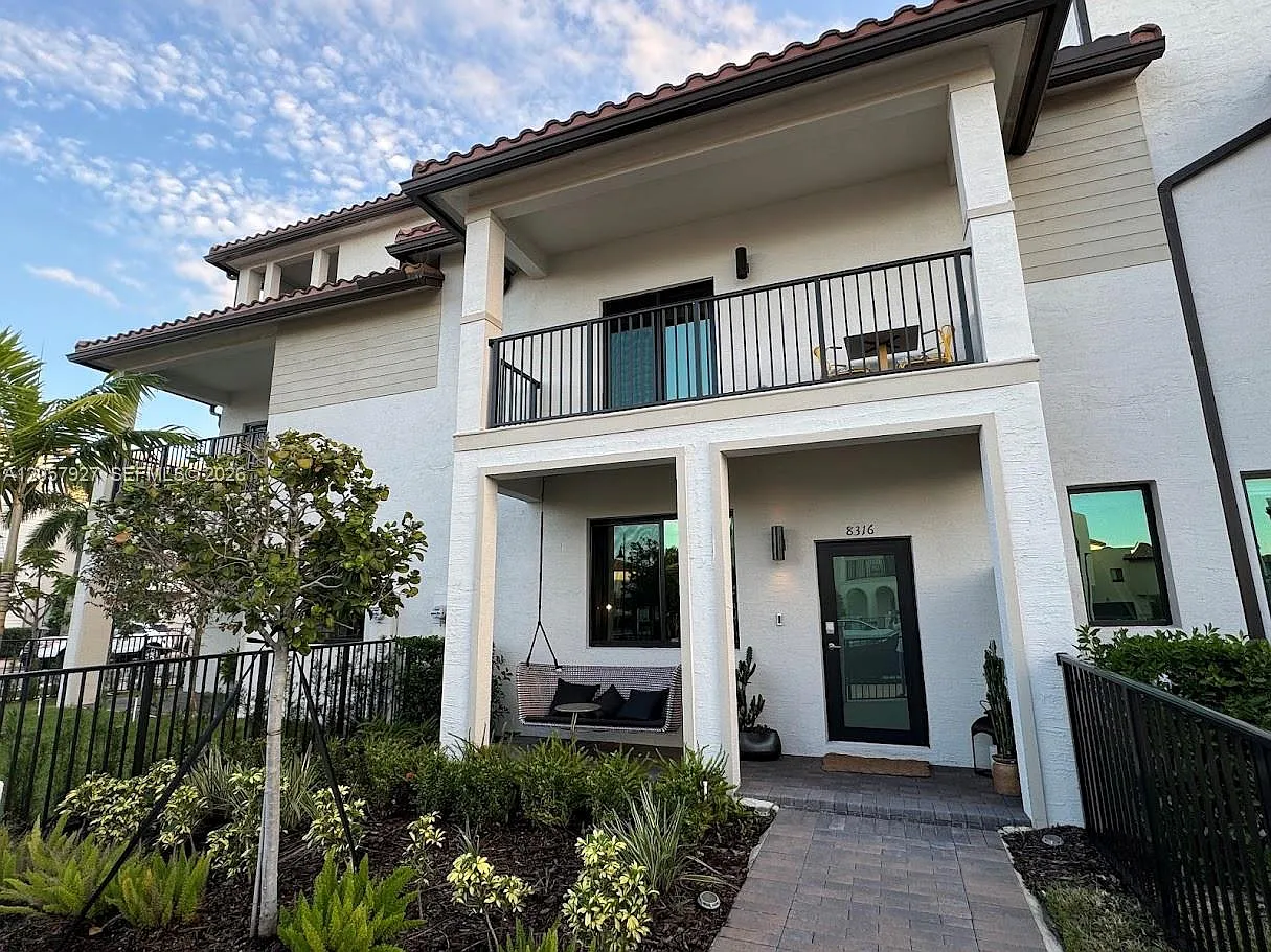 Downtown Doral South Phas — Photo 1