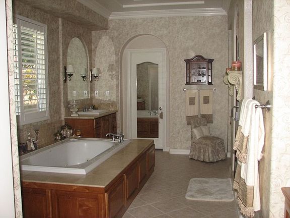 Luxurious Master Bathroom W/Huge Walk-in Shower