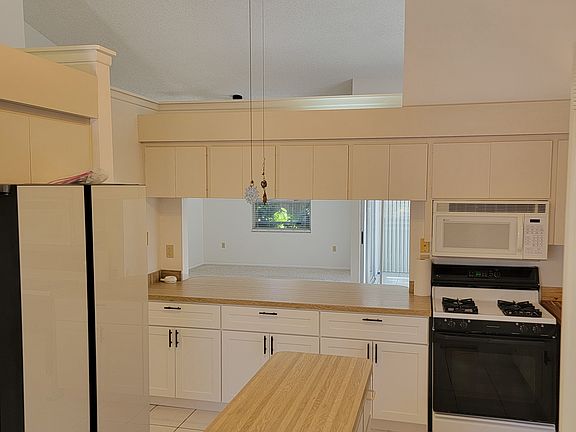 4th image of 4863 Village Gardens Dr