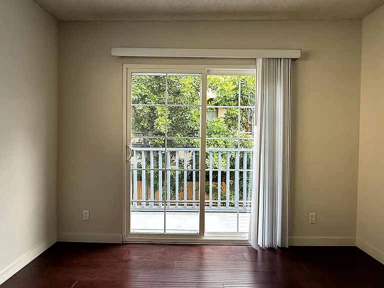 5044 W Maplewood Ave #8 — Photo 1