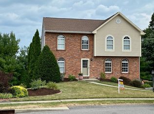 415 Farmcrest Dr, Oakdale, PA 15071
