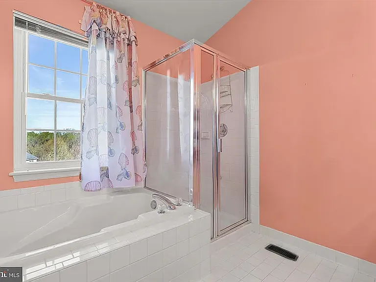 3 bed, 2366 sqft, $3,300 — Photo 4