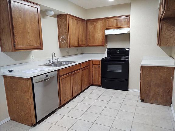 3rd image of 812 Windcrest Dr
