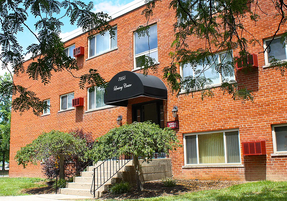 Crown Court Apartments — Photo 1