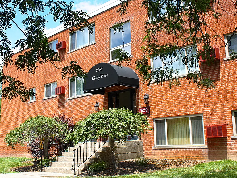 Crown Court Apartments — Photo 1