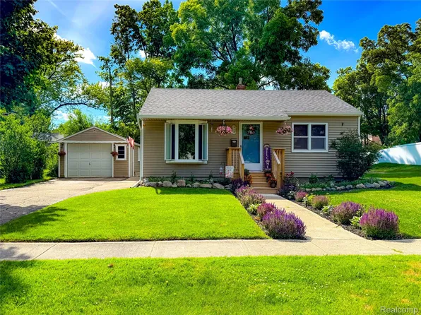 610 N Barnard St, Howell, MI 48843