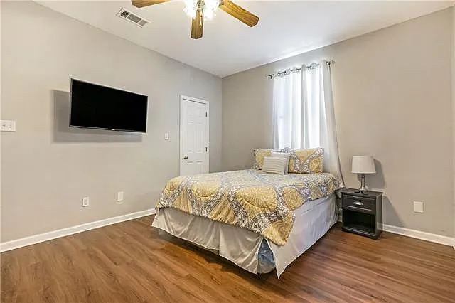 1512 N Robertson St — Photo 13