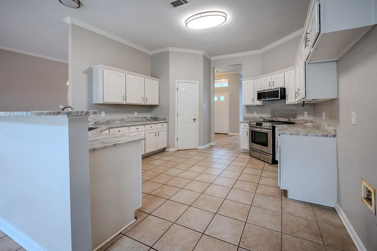 5 bed, 3.0 bath, 2839 sqft, $2,400 — Photo 3