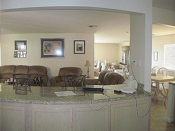 4th image of 2725 Taylor Ave