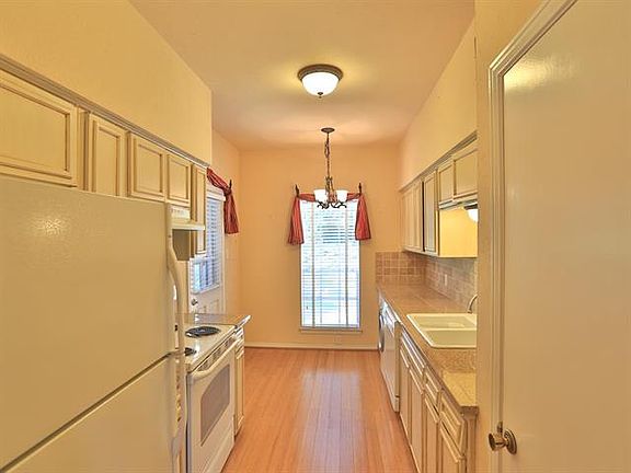 5th image of 4413 Bellaire Dr S APT 106S