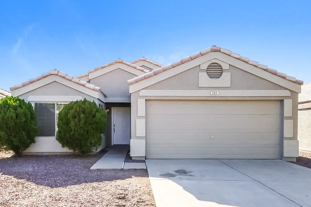 3 bed, 2.0 bath, 1470 sqft, $2,170 — Photo 1