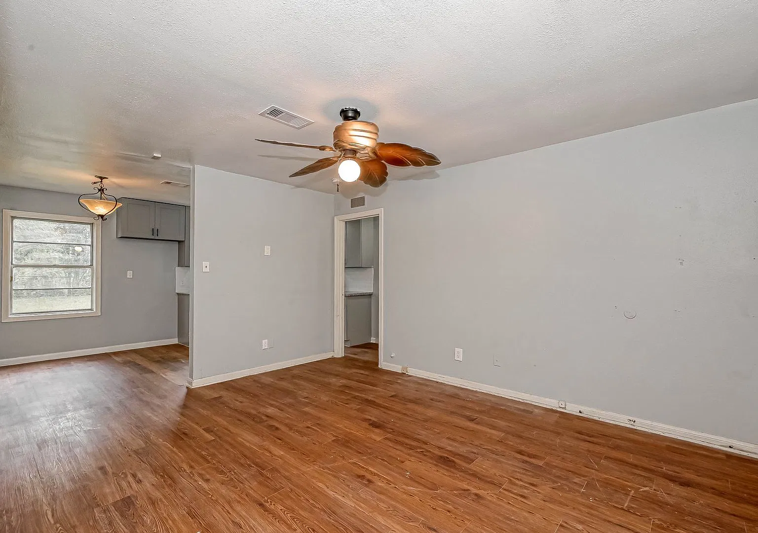 Spacious 4-Bedroom Home in Houston Housing Vouchers Welcome! — Photo 2