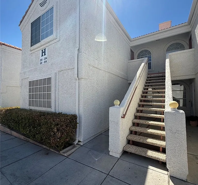 1800 Edmond St #202