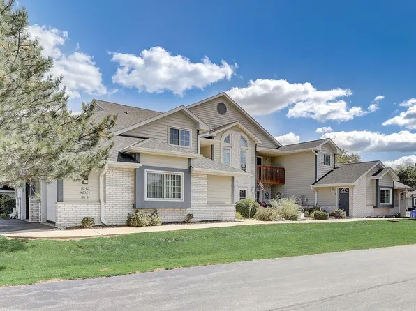 W240N2524 East Parkway Meadow CIRCLE #7, Pewaukee, WI 53072