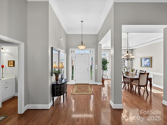 4th image of 7900 Grimsby Cir