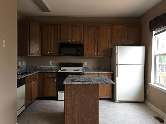 3rd image of 93 Highland Cir