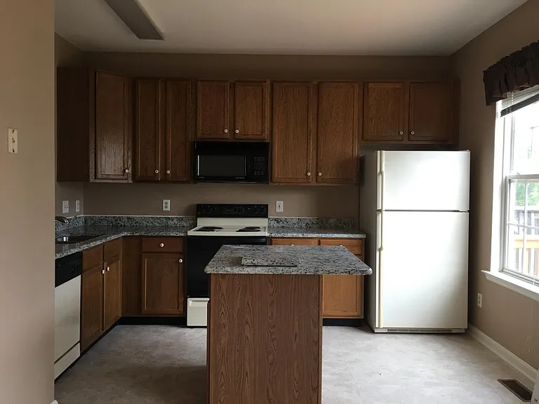 93 Highland Cir — Photo 3