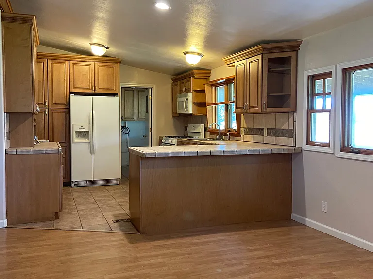 23443 Hamilton Ave — Photo 7