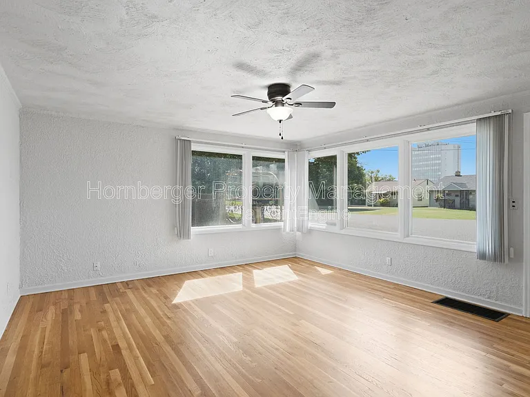 112 W Amherst Ct — Photo 2