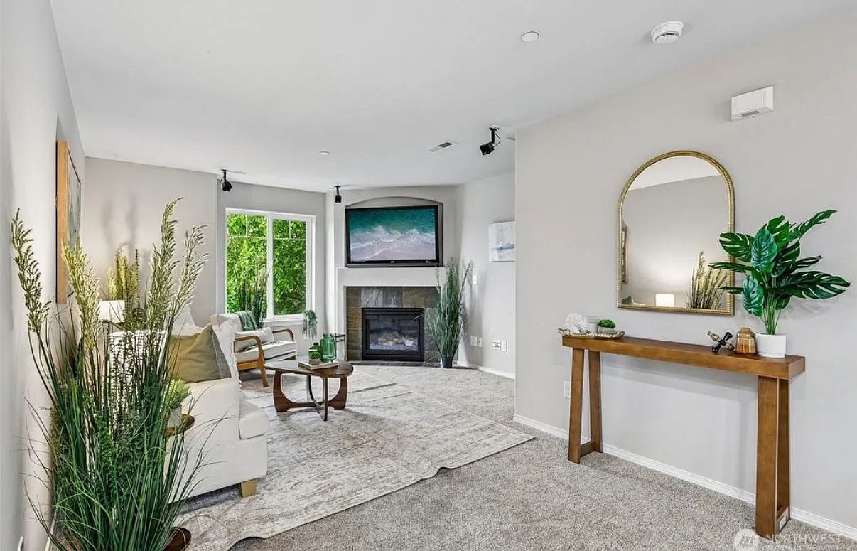 5 bed, 2020 sqft, $4,200 — Photo 2