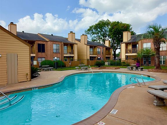 5th image of 16111 Aspenglenn Dr APT 208