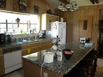 4th image of 410 S Shorewood Dr