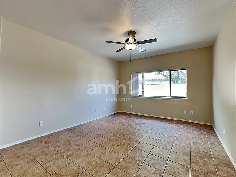 11852 W Cambridge Ave — Photo 6