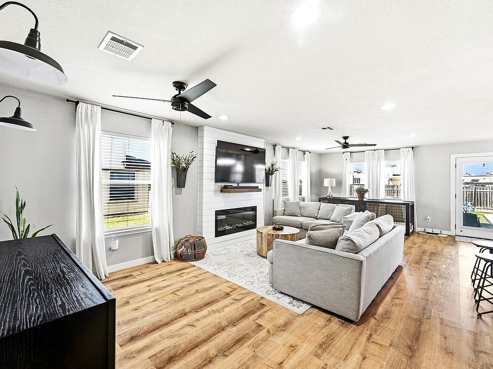 1st image of 105 Lidell St