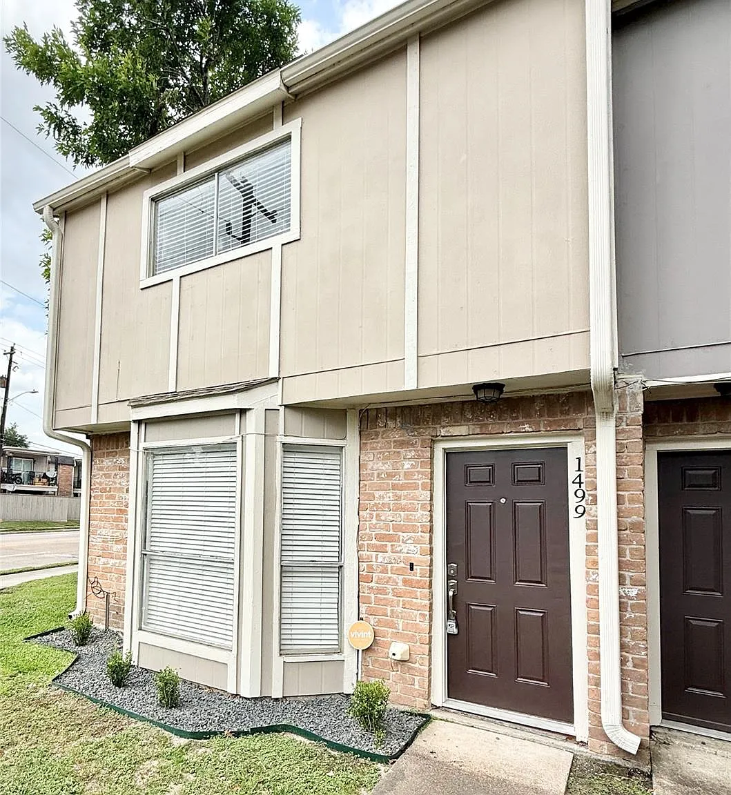 2 bed, 2.5 bath, 1260 sqft, $1,695 — Photo 1