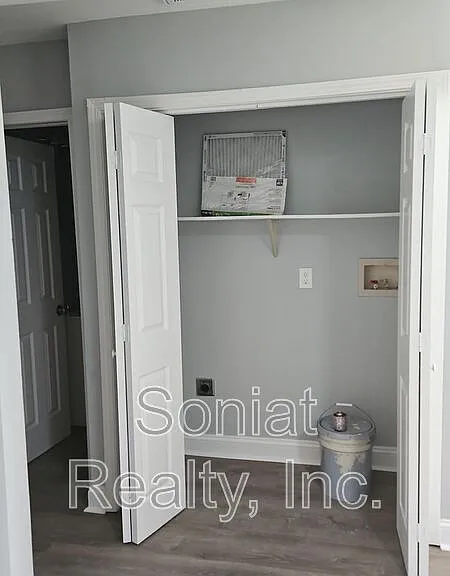 924 Deslonde St #B — Photo 3